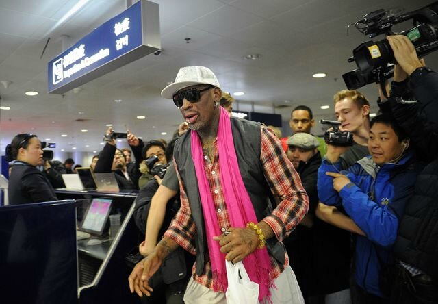 l-ancien-basketteur-de-nba-dennis-rodman-a-l-aeroport-de-pekin-le-6-janvier-2014_4718843