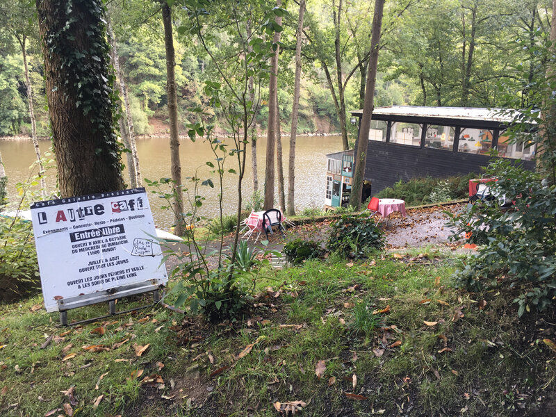 Autre café_lac_Roche-qui-Boit_brocante_Saint-Laurent-de-Terregatte