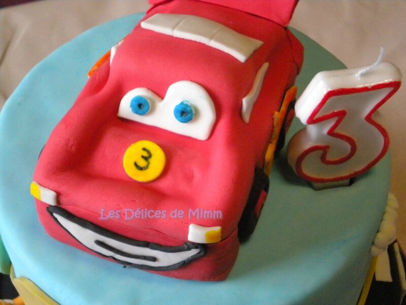 Un gâteau Cars avec voiture Flash Mcqueen 9