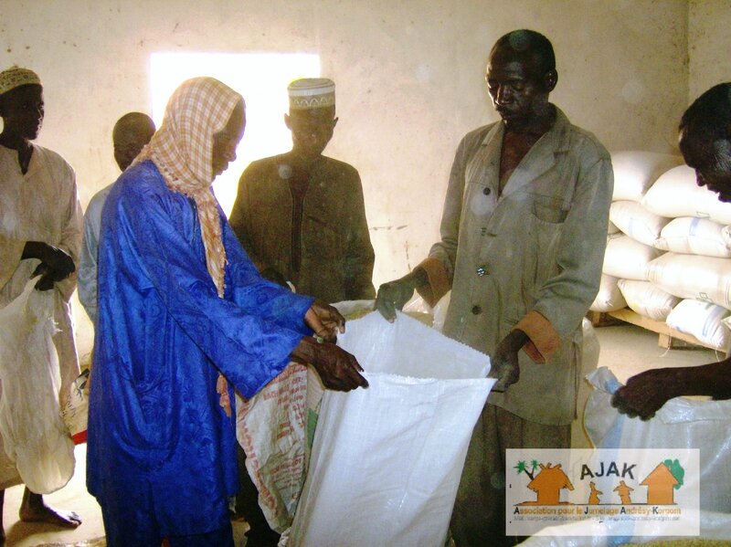 distribution des sacs de céréales aux habitants de Korgom