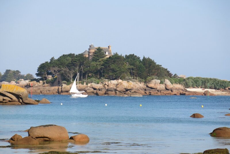 Le château de Costaéres en face de la plage St Guirec