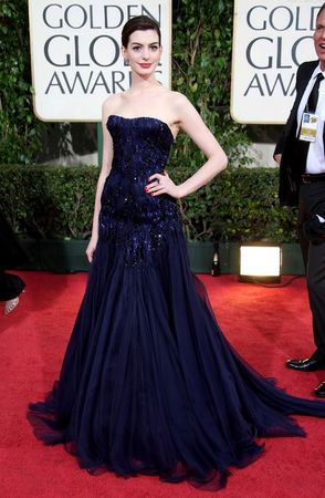 anne_hathaway_arrives_at_the_66th_annual_golden_globe_awards_03_122_658lo