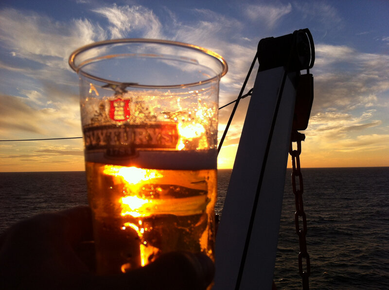 Sur le ferry, coucher de soleil et bière (Lituanie)