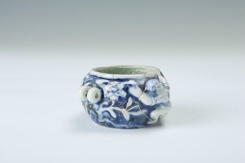 Blue-and-white bird feeder with engraved figures and flowers, Xuande period (1426-1435)