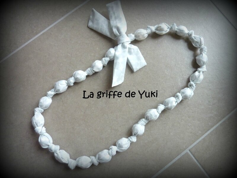 378 - Collier blanc à pois gris (5)