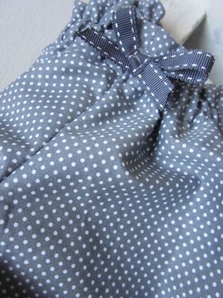 Culotte en coton gris à tout petits pois blancs et noeud assorti (2)