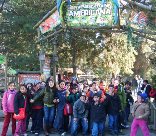 el grupo frente a la entrada del zoo