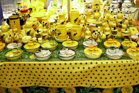 Poteries sur le marché de Boulouris