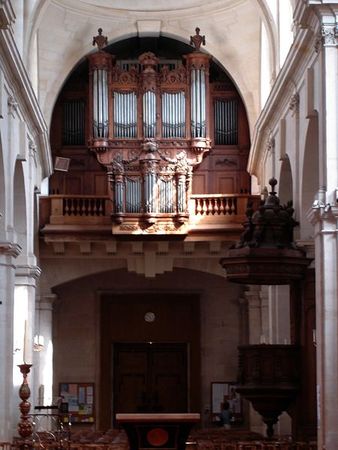450px_Rue_saint_Jacques_Eglise_Saint_Jacques_The_organ_and_the_pulpit_