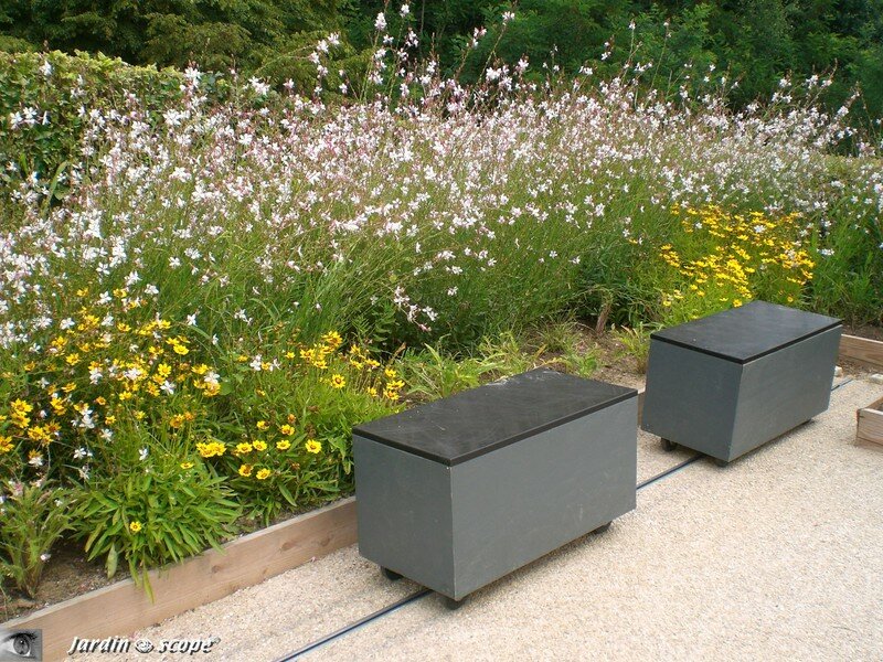 Banc mobile sur rail au festival des Jardins de Chaumont sur Loi