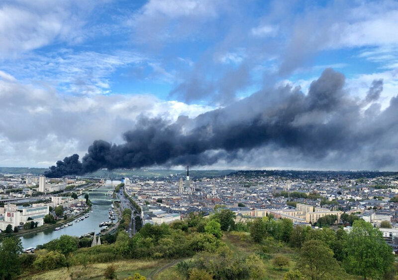 7798370301_l-impressionnant-panache-de-fumee-lie-a-l-incendie-de-l-usine-lubrizol-le-26-09-19