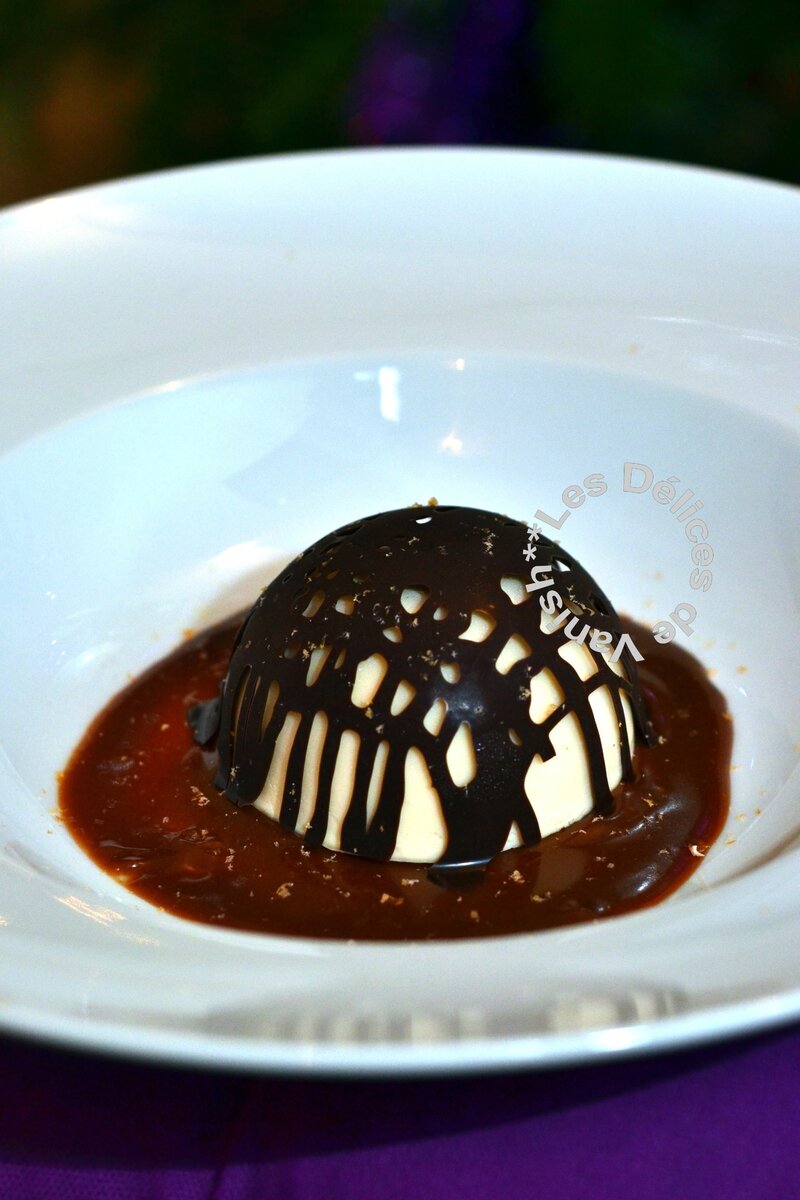 pana cotta caranougat, cage en chocolat, coulis de carambar, râpé de caranougat