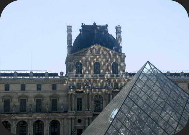 reflets pyramide du Louvre
