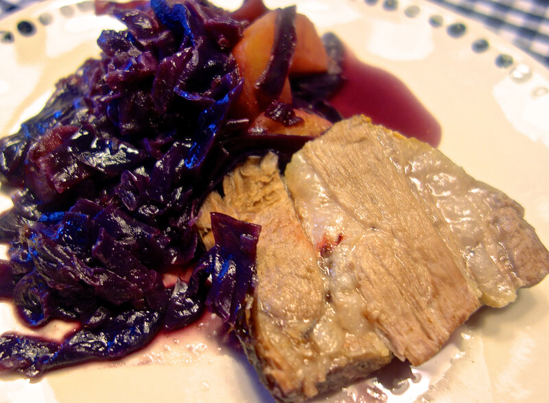 rôti de porc dans l'échine - chou rouge à la pomme