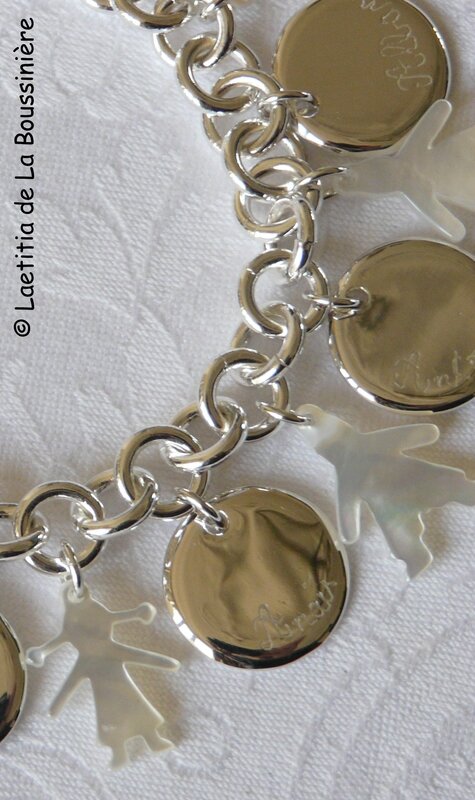 Bracelet sur chaîne plaqué argent ronde, médailles en argent massif gravées et personnages nacre (détails)