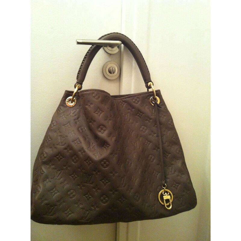 sac-louis-vuitton-artsy-cuir-monogram-empreinte-medium-marron-cuir-femme-A41746-1600_10