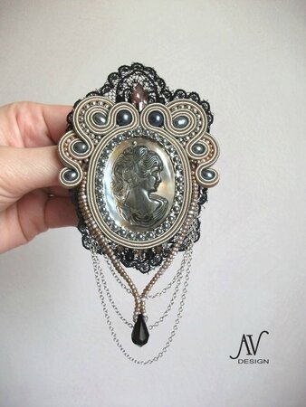 Inconnue broche