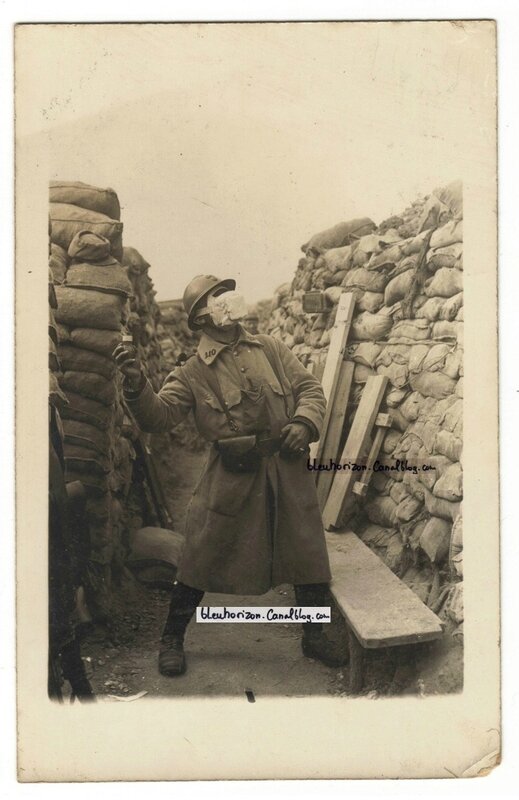 poilu du 210RI dans la tranchée avec grenade citron Foug et masque STG