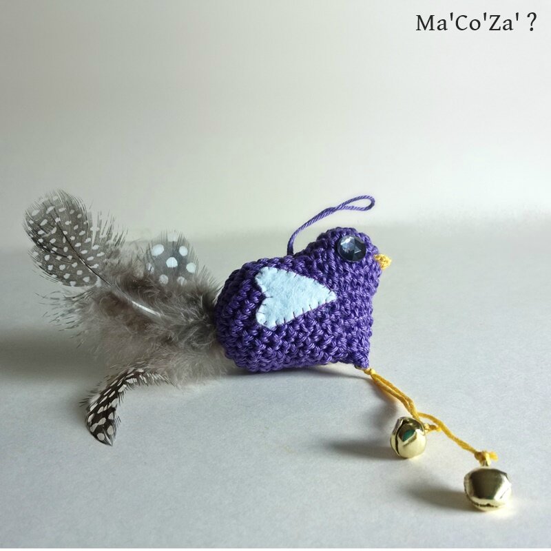 Petit oiseau en forme de coeur au crochet