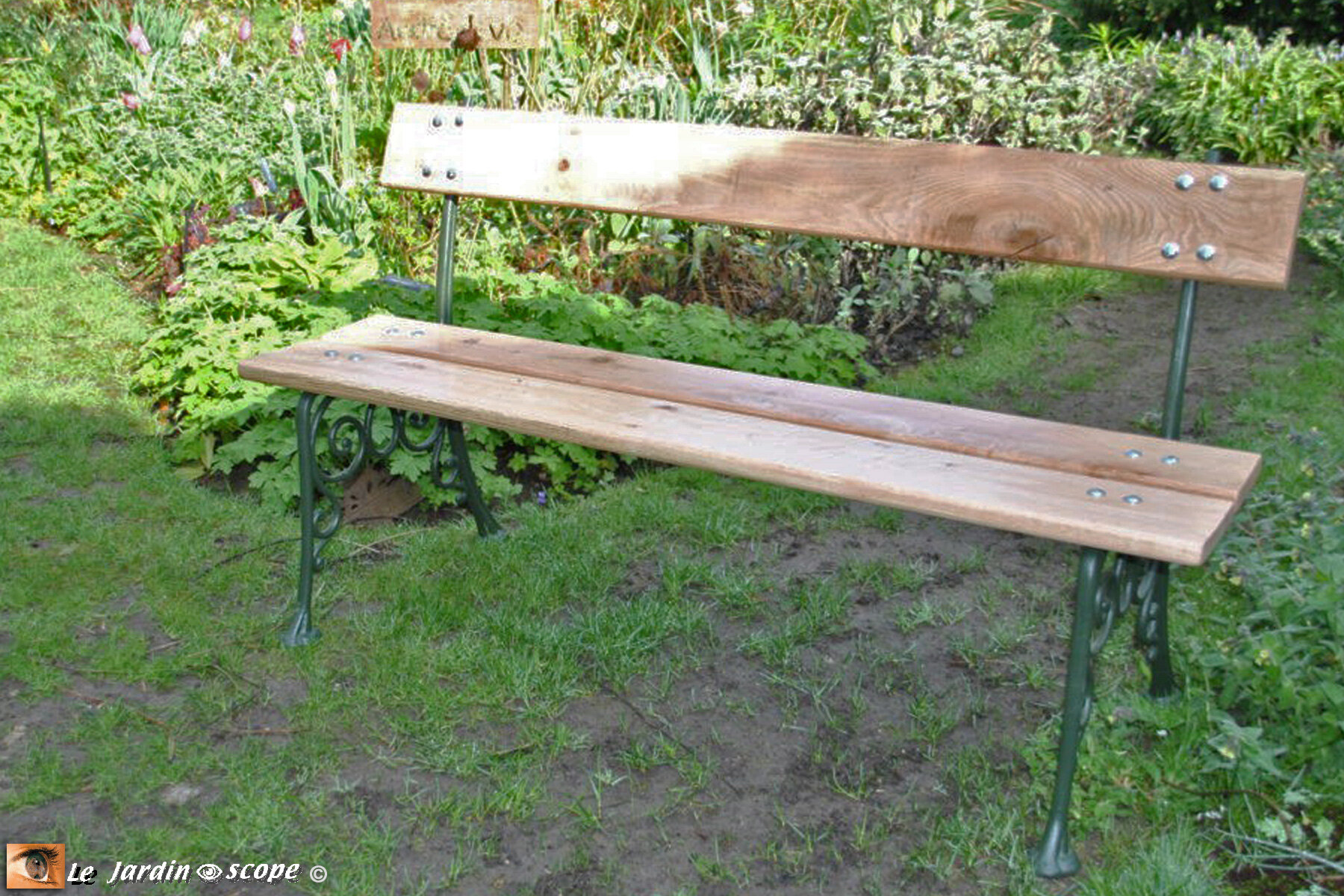Banc-fonte-et-bois-dans-le-jardin-d'André-Eve