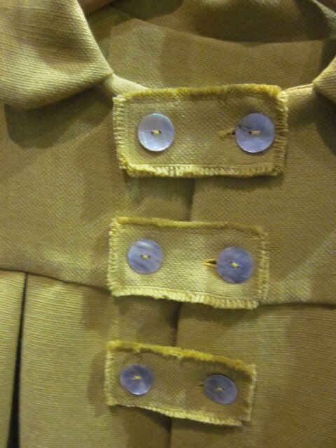 Manteau AGLAE en lin épais jaune fermé par 3 pattes de boutonnage et ses 6 boutons de nacre (3)