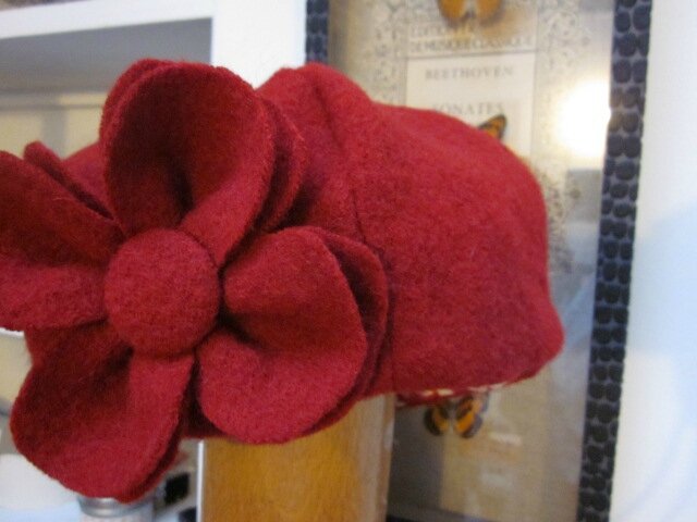 Chapeau Agathe en laine bouillie rouge avec fleur - doublure coton rouge imrpimé - taille 54 (3)
