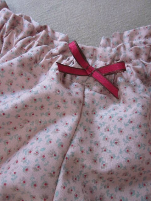 Culotte BIANCA en coton rose à fleurettes rouge - noeud rouge (3)