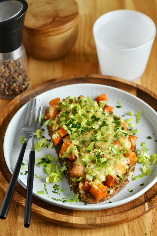 Tartine pesto de pistache, dés de courge rôtis & fromage râpé_1