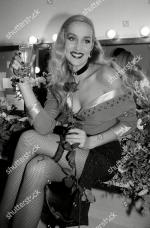 Jerry_Hall-1990-02-01-london-lyric_theatre-Bus_Stop-backstage-1-2