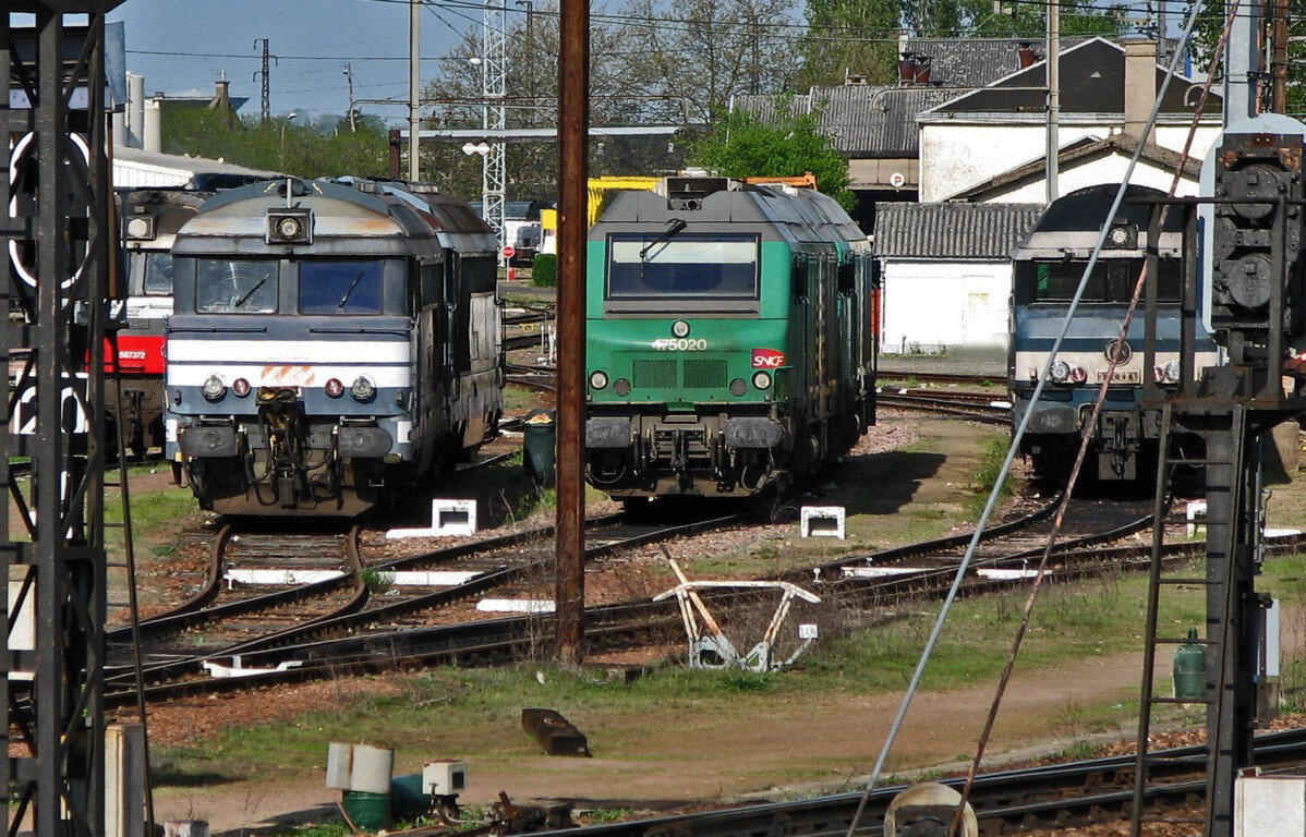 BB 75020 en livrée originelle Fret accompagnée de BB 67200, dépôt de St Pierre des corps