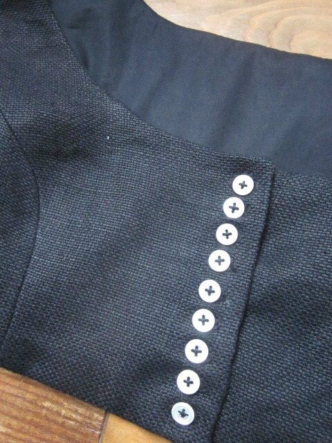 Gilet Empire AZEMIE en lin noir doublé de popeline de coton noir et fermant par de petits boutons de nacre - taille 42 (3)