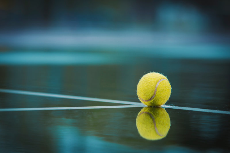 Une balle de tennis sur un terrain