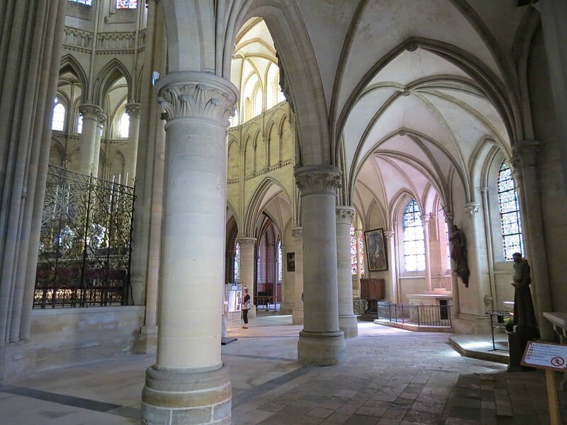 800px-Déambulatoire_cathédrale_Coutances