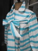 Ciré AGLAE en coton enduit blanc à rayures vagues turquoise fermé par un noeud dans le même tissu (4)