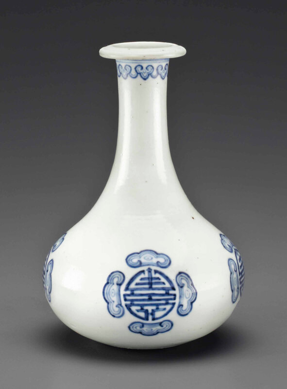 2013_NYR_02726_1401_000(an_unusual_small_blue_and_white_bottle_vase_17th_18th_century)