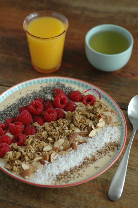 Smoothie bowl pêche-ananas-petits suisses, décor framboises-granola-amandes-noix de coco-sésame-graines de chia_5