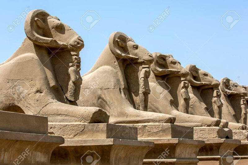 68034069-une-rangée-de-statues-de-bélier-à-l-entrée-du-temple-de-karnak-à-louxor-en-Égypte-le-temple-de-karnak-est-égal