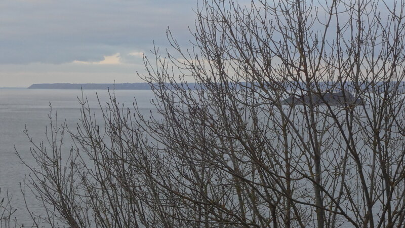 Tombelaine_derri_re_les_arbres
