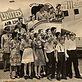 <b>1935</b>, Los Angeles, aéroport - Groupe de l'orphelinat