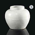  Rare jarre en <b>grès</b> <b>émaillé</b> <b>blanc</b>, Chine, Dynastie Ming, marque à six caractères et époque Jiajing (1522-1566)