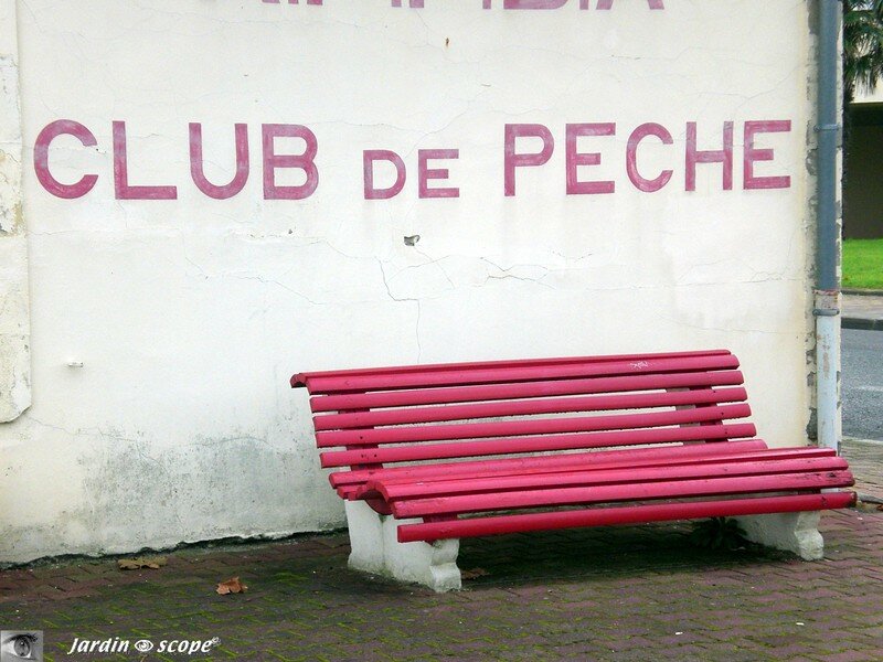 Banc rouge en bois en Arcachon