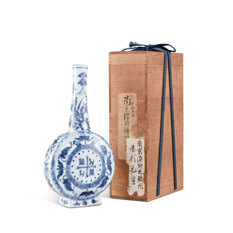 A blue and white Chinese export 'Royal Family Arms of Spain' pilgrim flask, Ming dynasty, Wanli period