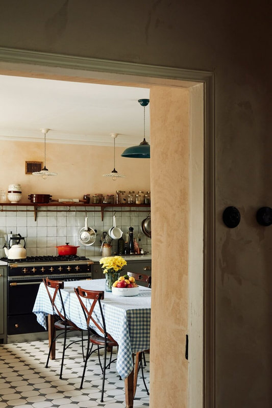 french-style-devol-kitchen-open-shelf-nordroom-1000x1500