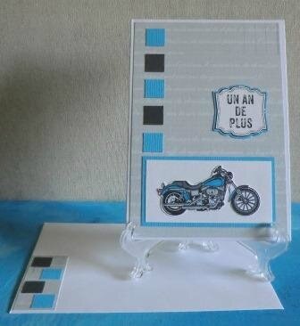 moto bleu clair