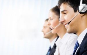 10468129-trois-operateurs-heureuse-de-support-client-telephone-au-bureau