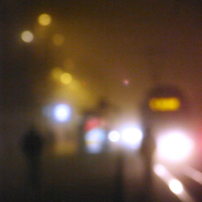 nuit brouillard tram 2 silhouettes carré