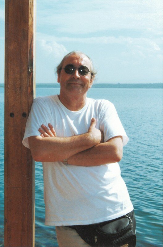 Sans barbe et sans moustaches devant la bahia de Cienfuegos