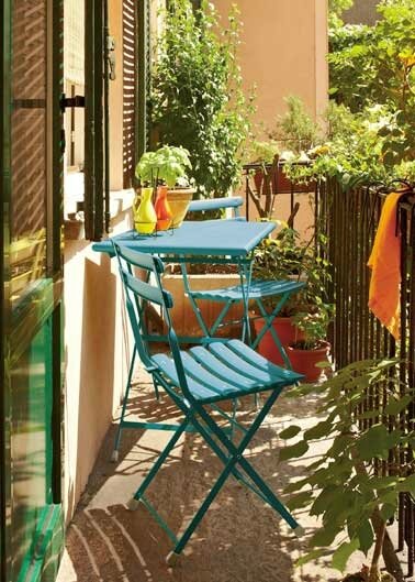 deco-balcon-provencal-avec-table-et-chaises-de-jardin-retro