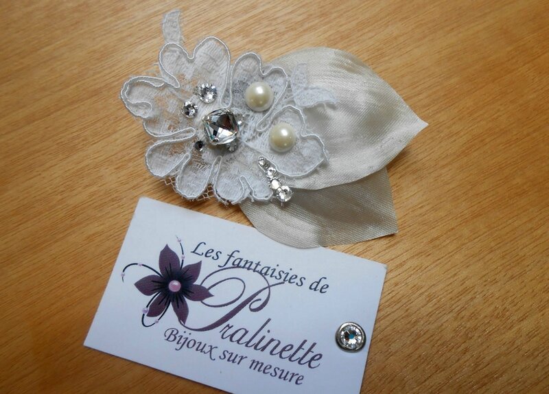 bijoux-mariage-peigne-mariee-fleur-en-dentelle-de-calais-rebrodée-de-cristaux-et-petales-en-satin