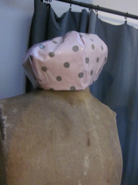 chapeau de plui AGATHE en coton enduit rose fâné à pois taupe (3)